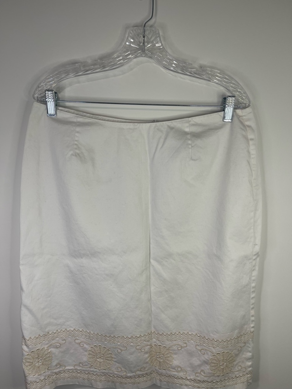 Tailor B. Moss White Pencil Skirt with Beige Embroidered Hemline - Picture 3 of 9